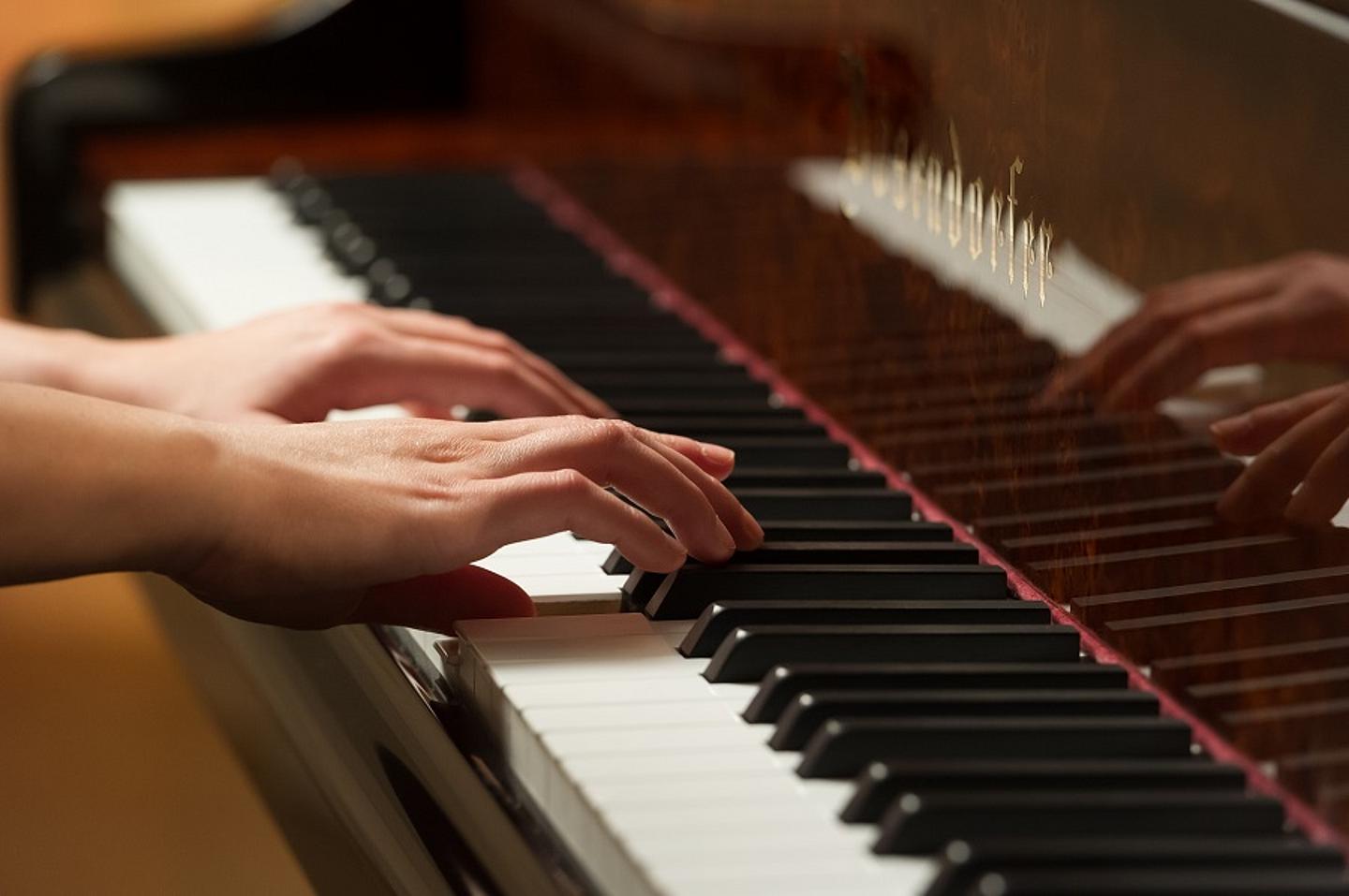 Sommerkonzerte Mozarthaus: Nahaufnahme einer Klavier-Tastatur mit spielenden Händen