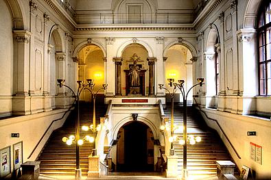 Juristenstiegen, beleuchtete Treppe in einem prunkvollen alten Gebäude