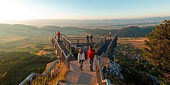 Einige Wanderer auf dem Steg des Skywalks der über das Gefälle der Hohen Wand ragt