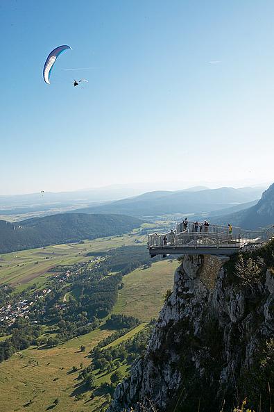 Paragleiter fliegt über dem Skywalk