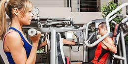 Mann und Frau im Fitnesscenter