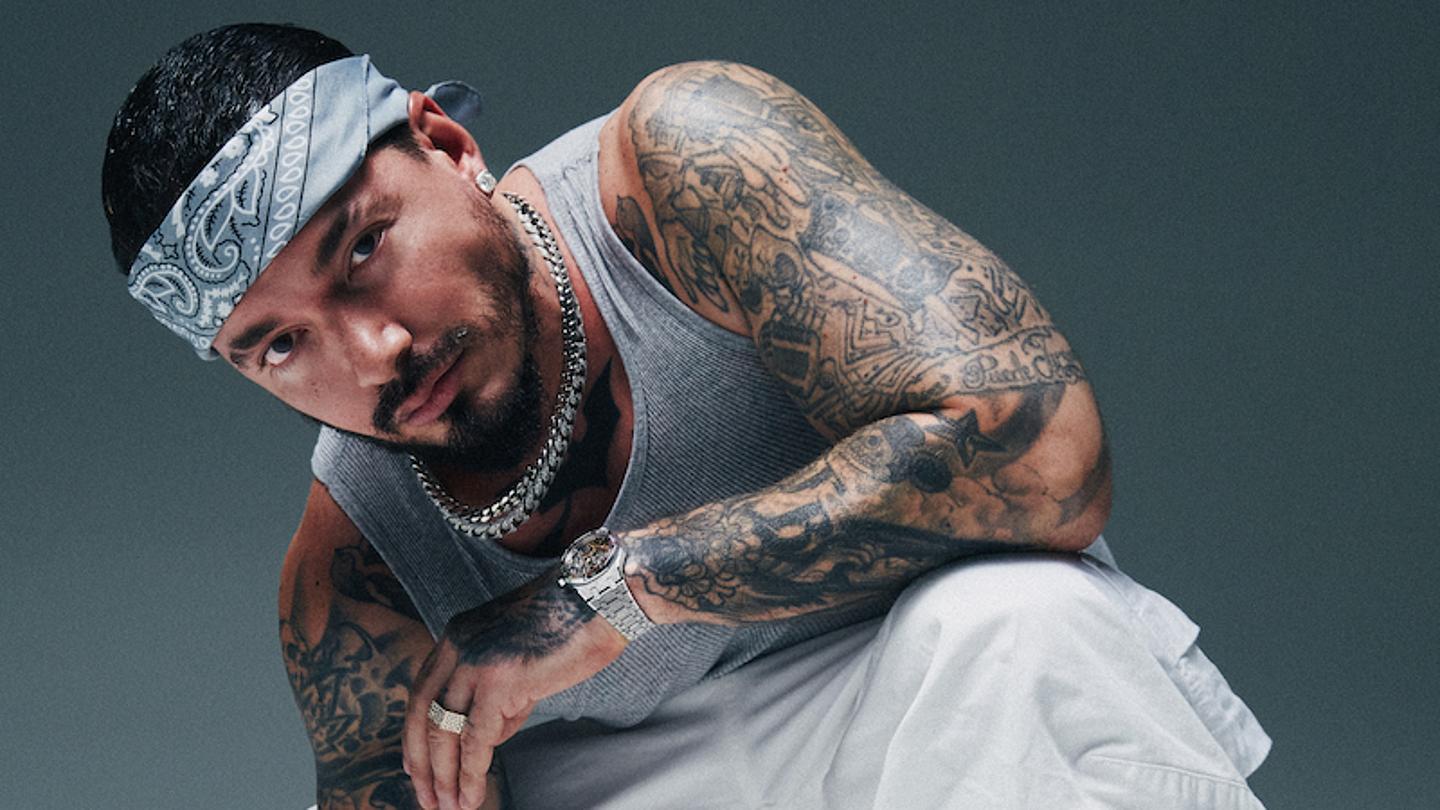 J Balvin mit Bandana und Tank Top