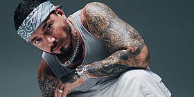 J Balvin mit Bandana und Tank Top