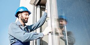 Handwerker vor Fenster