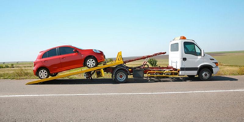 Abschleppwagen mit BMW auf der Ladefläche