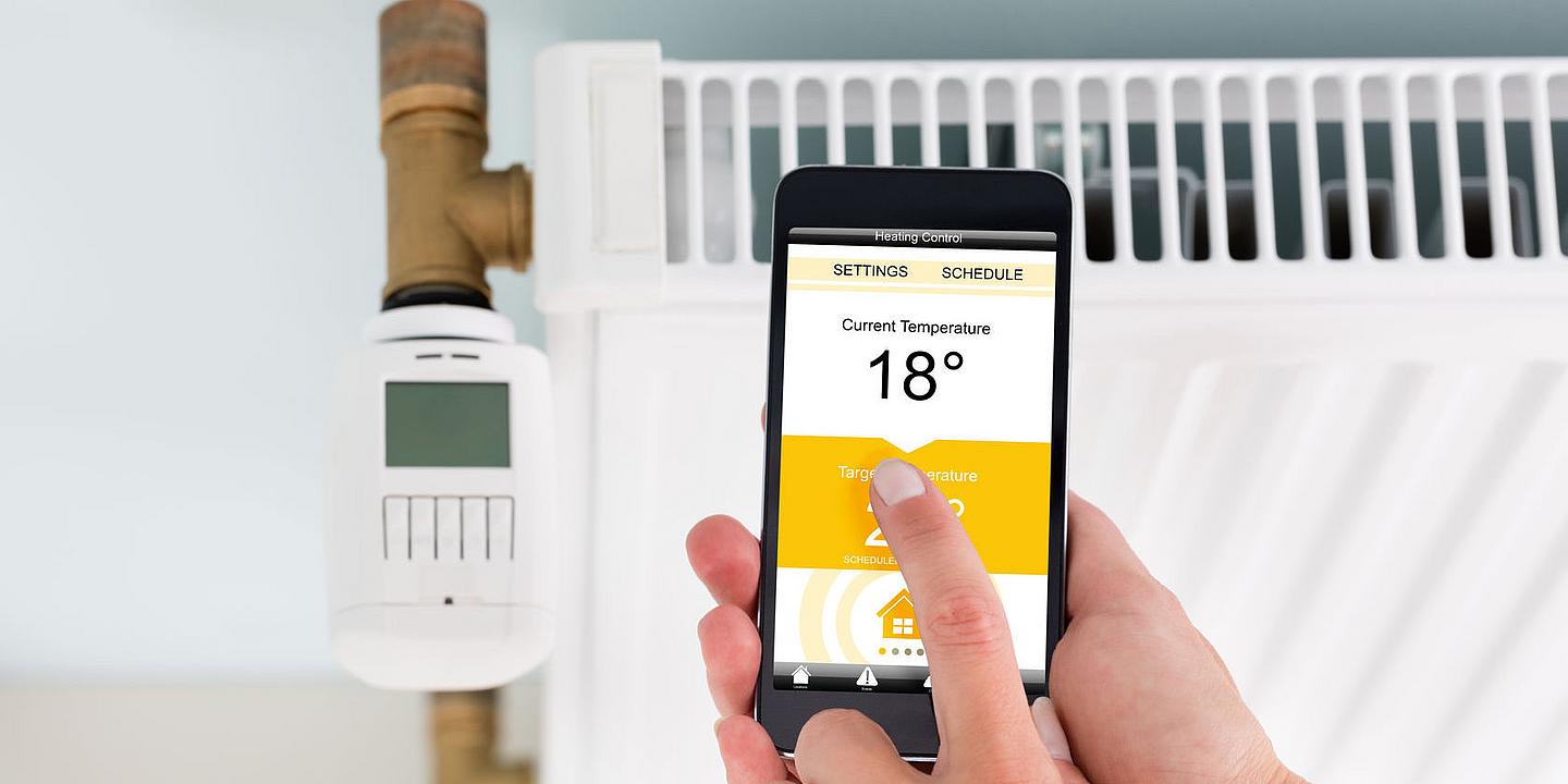 Smartphone mit Steuerungsapp für die Heizung