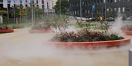 Wasserspiel um ein Beet im Park