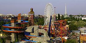 Überblick über den Wiener Prater: im Vordergrund die Wildalpenbahn, im Hintergrund das Riesenrad und andere Attraktionen.