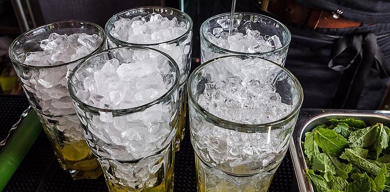 Fünf Gläser mit Caipirinha gefüllt