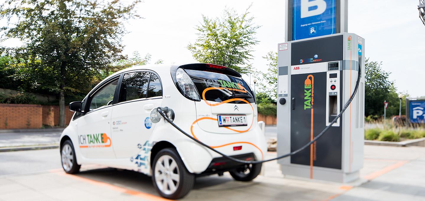 Elektroauto wird an einer Ladestation der Wien Energie geladen.