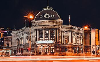 Foto des Volkstheaters bei Nacht.