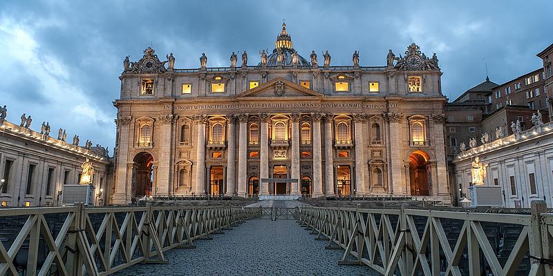 Der Petersdom von vorne mit Absperrungen, wie man ihn aus eigener Perspektive vor Ort sehen könnte.