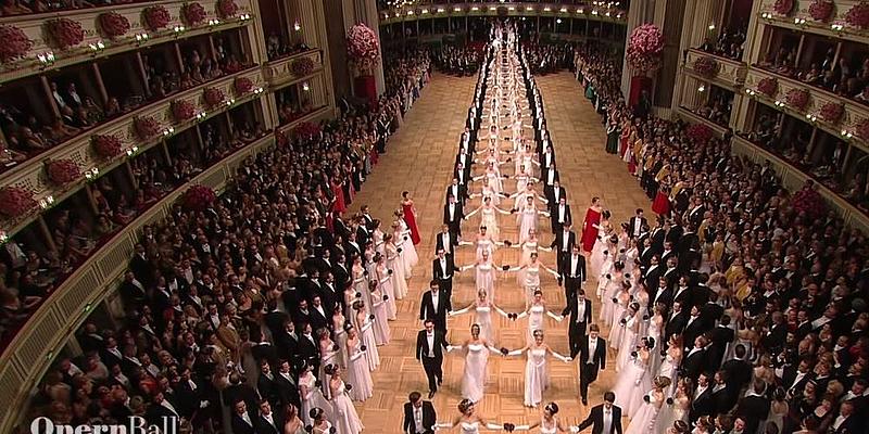 Debütanten ziehen in den Ballsaal ein