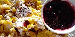 Kaiserschmarrn mit Staubzucker und Beerenkompott