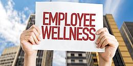 Schild mit Aufschrift Employee Wellness