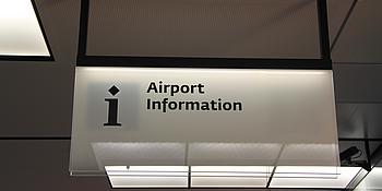 Flughafen Information Schild weiß hängend mit schwarzer Aufschrift Airport Information
