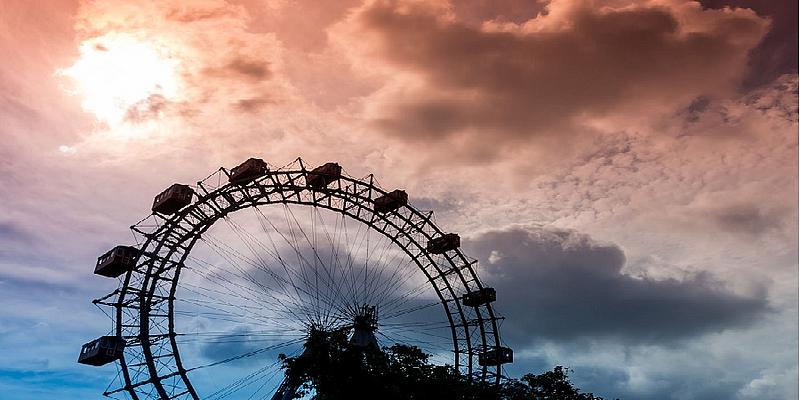 Sonnenuntergangkulisse und Riesenrad