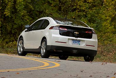 Chevrolet Volt von hinten in der Kurve.