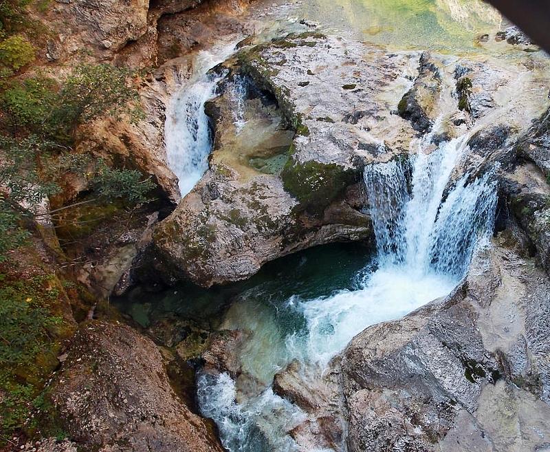 Bach umströmt Felsen im Ötschergraben