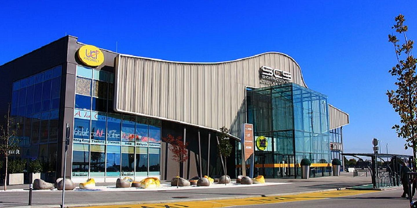 Shopping Center in Vösendorf Frontansicht des Kinos