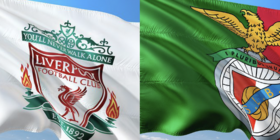 Die Flaggen von FC Liverpool und Benfica Lissabon