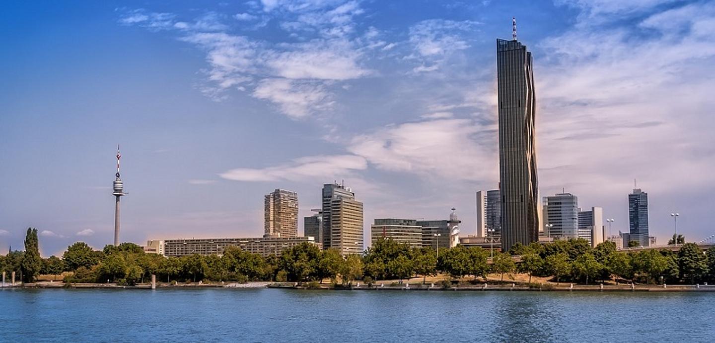 Wien Panorama mit Donau im Vordergrund