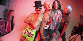 Mitglieder der Band Red Hot Chili Peppers bei einem Fotoshooting