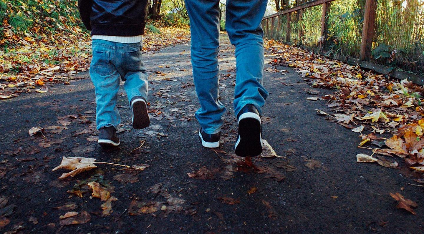 herbst, wald, vater mit Sohn machen einen Spaziergang