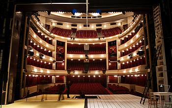 Blick von der Bühne in den Zuschauerraum des Burgtheaters Wien