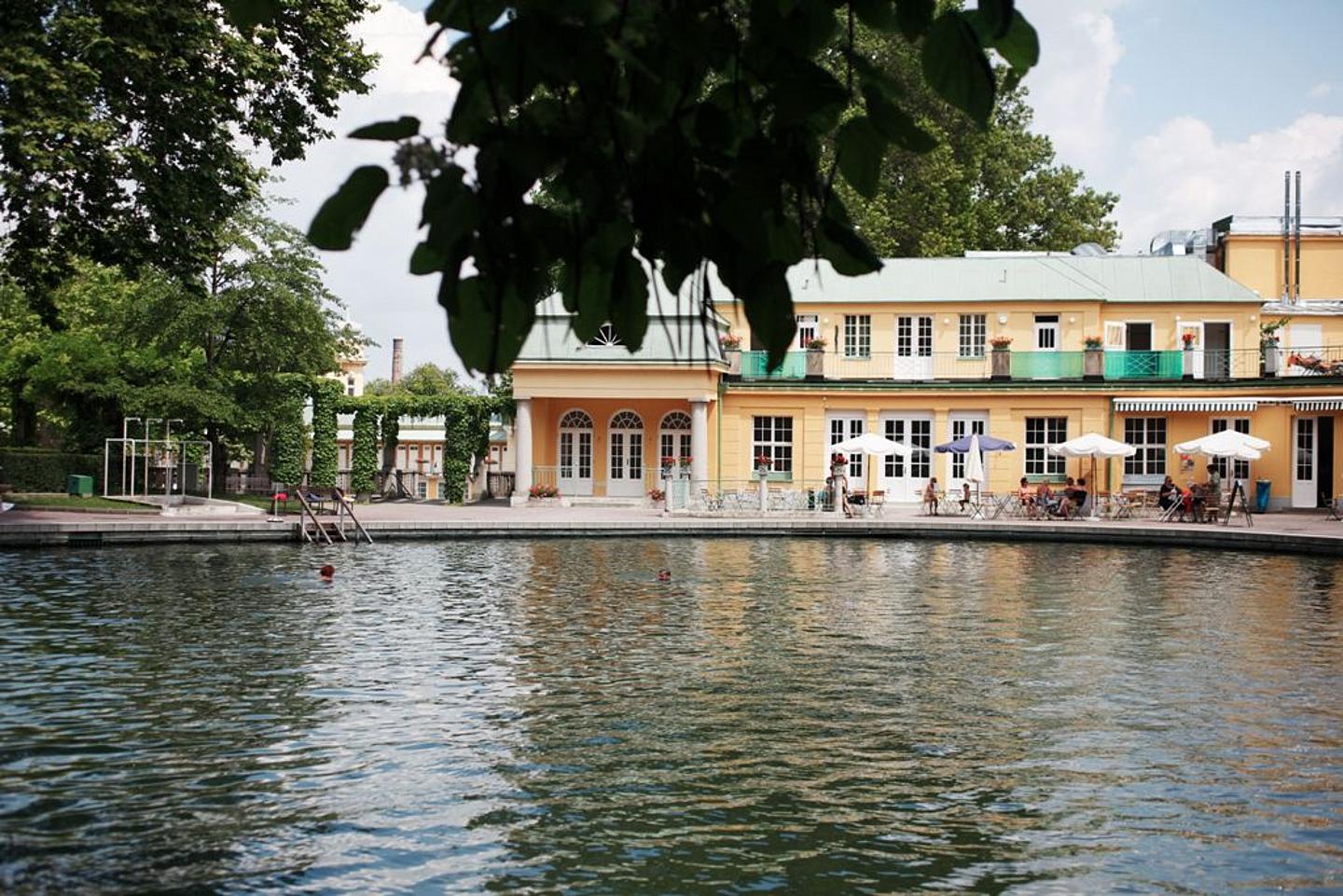 Ein kleiner Fluss fließt gemütlich vor dem schönen Eingangsgebäude zum Thermalbald