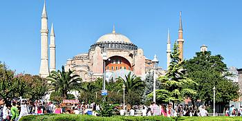 Moschee Hagia Sophia die im Vordergrund von grünen Bäumen umgeben ist und von Touristen besucht wird