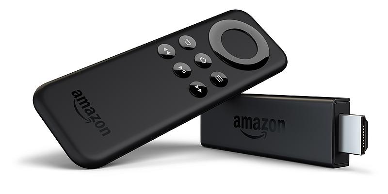 Amazon Fire TV Stick mit Fernbedienung auf weißem Hintergrund. 