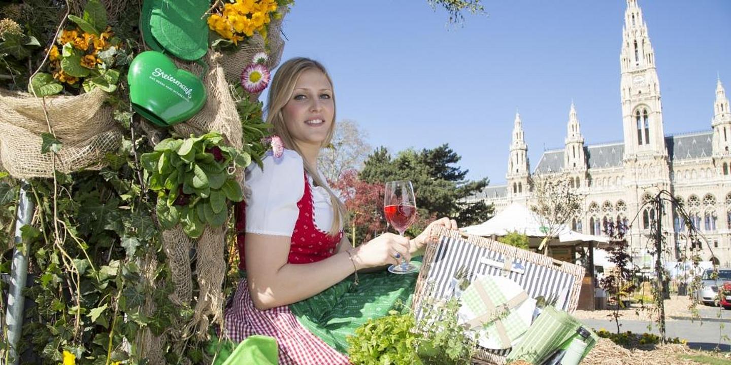 Unter einem Baum sitzen und picknicken: so fängt der Frühling an