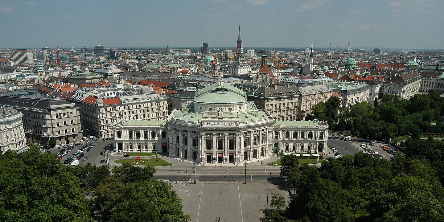 Vogelperspektive des Burgtheaters Wien mit Ringstraße