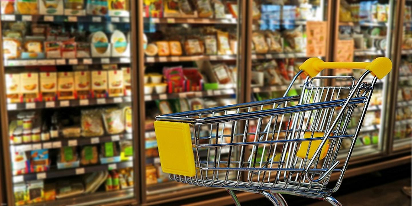 Supermarkt-Wagen vor Kühlregal