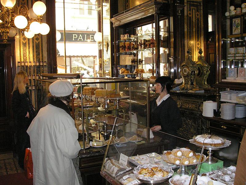 Vitrine im Café Demel mit Mehlspeisen