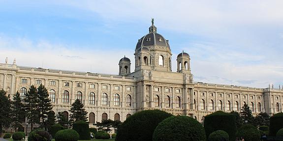 Kuppel des Kunsthistorischen Museums im Sonnenlicht 