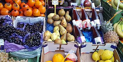 Obst und roter Saft auf einem Stand