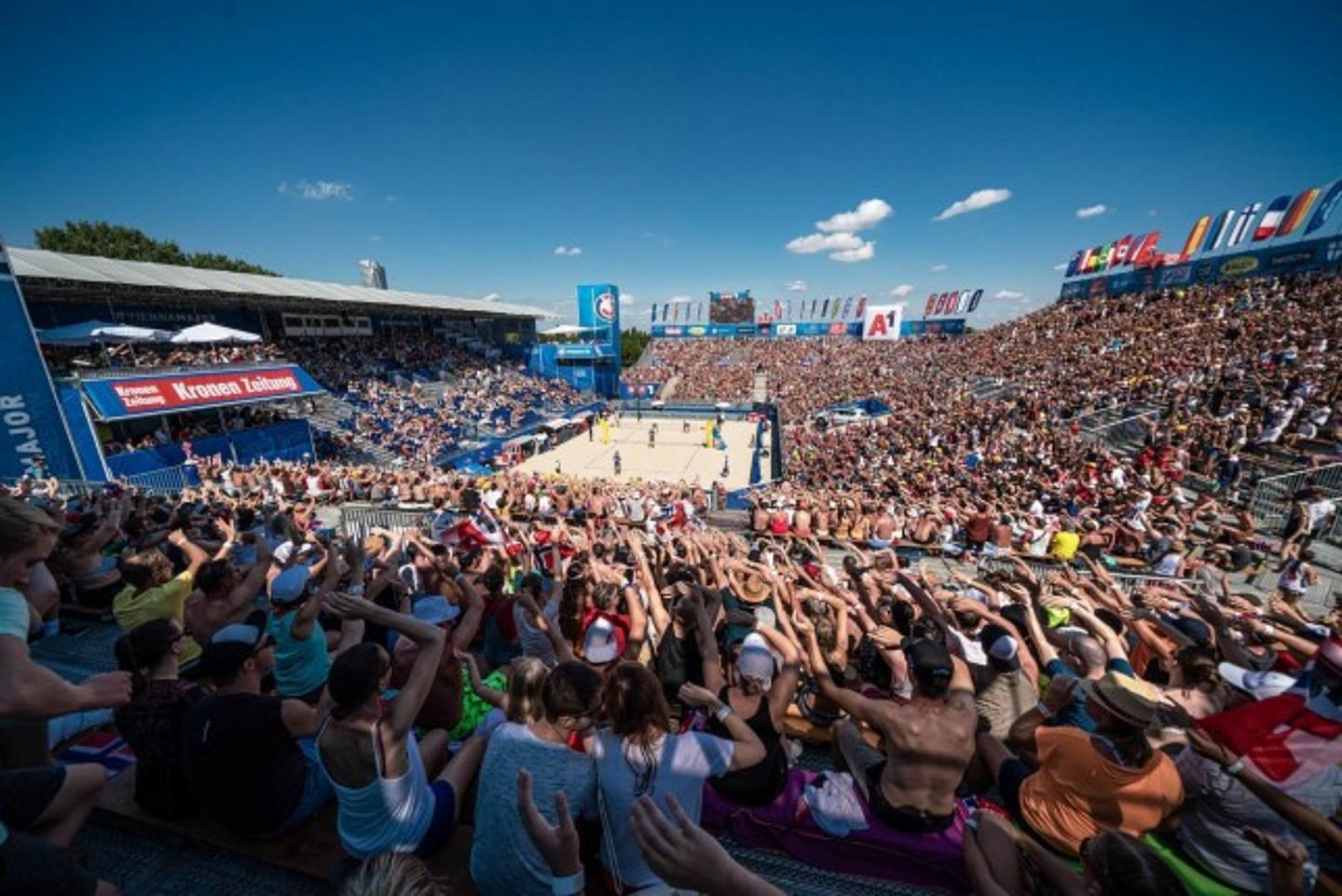 volles Stadion bei Beachvolleyball-EM