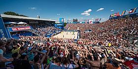 volles Stadion bei Beachvolleyball-EM