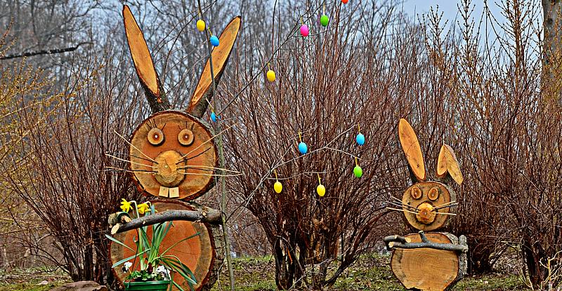 Ein Garten mit Osterhasen und Ostereiern dekoriert