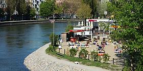 Ufer des Donaukanals mit Strandbar Herrmann