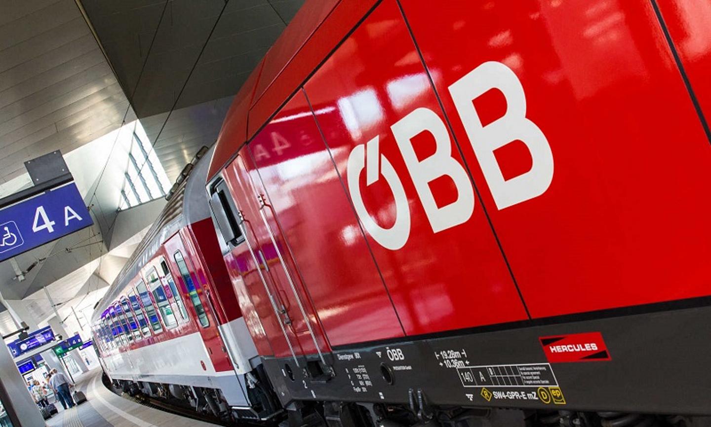 Zug der ÖBB im Wiener Westbahnhof