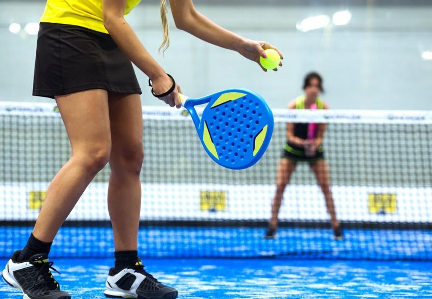 Zwei Frauen die Padel Tennis spielen