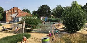 Wasser, Kinder beim Spielen, eine Brücke, einen Baum