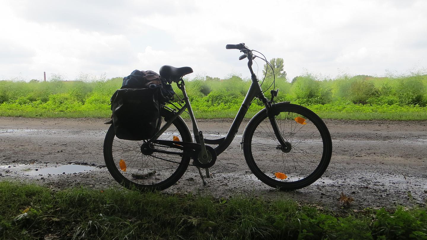 Ein Fahrrad mit Gepäckträger am Straßenrand