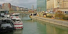 Donaukanal mit Twin City Liner Anlegestelle