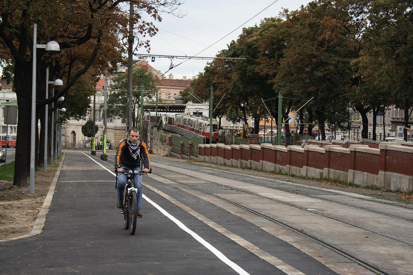 Ein Mann auf seinem Rad am Gürtelradweg