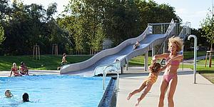 Außenbecken mit Rutsche der Therme Wien