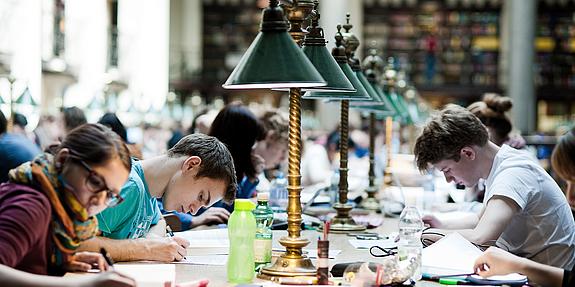 Ansicht des großen Lesesaal der Hauptbibliothek der Uni Wien